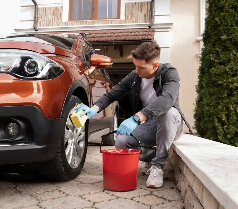 Lavage auto à domicile Taizé-Aizie : professionnel intervenant sur un véhicule